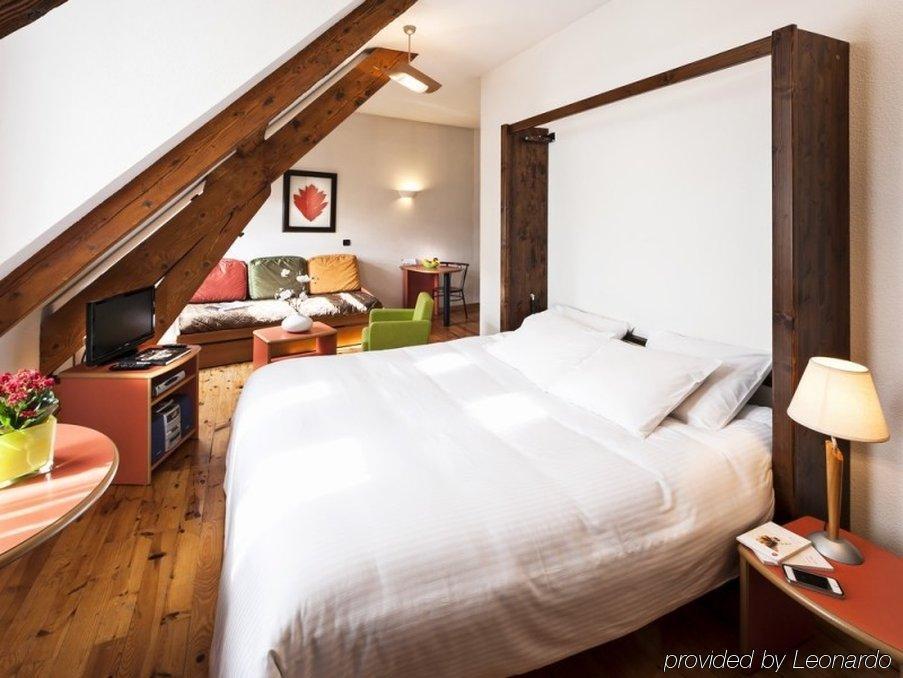 Privilodges Chateau Perrin Grenoble Room photo